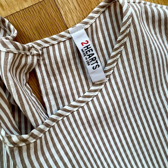 Tan and white seersucker top, size medium, short, flutter sleeve - Picture 3 of 4